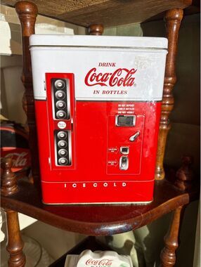 C8. Vintage COCA-COLA Bottle Vending Machine 1997 Collectible Tin Box Gift